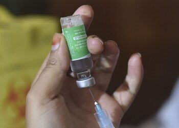 Cofepris libera 809 mil 700 dosis de vacuna AstraZeneca contra covid-19