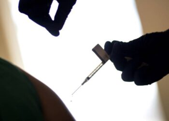 Vacunas AstraZeneca y Pfizer son efectivas contra variante Delta: Oxford