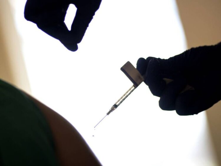 Vacunas AstraZeneca y Pfizer son efectivas contra variante Delta: Oxford