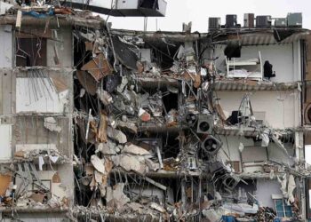 Sube a 99 personas desaparecidas tras derrumbe de edificio en Miami