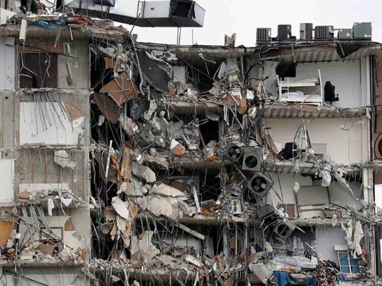 Sube a 99 personas desaparecidas tras derrumbe de edificio en Miami