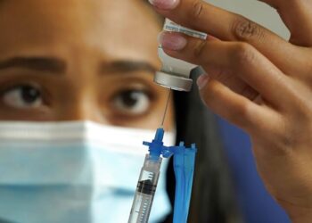 Personas vulnerables necesitarán refuerzos de vacunas covid, estima la OMS