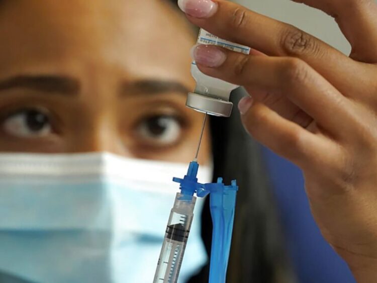 Personas vulnerables necesitarán refuerzos de vacunas covid, estima la OMS