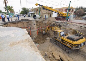 Supervisa alcalde reparación  de puente González y socavón