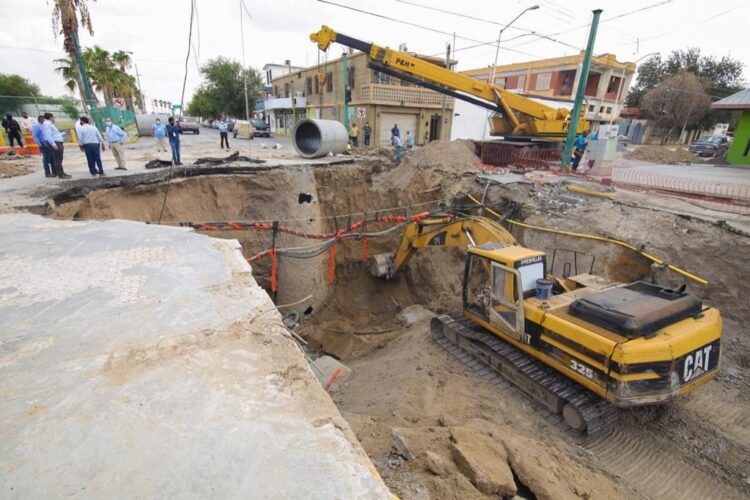 Supervisa alcalde reparación  de puente González y socavón