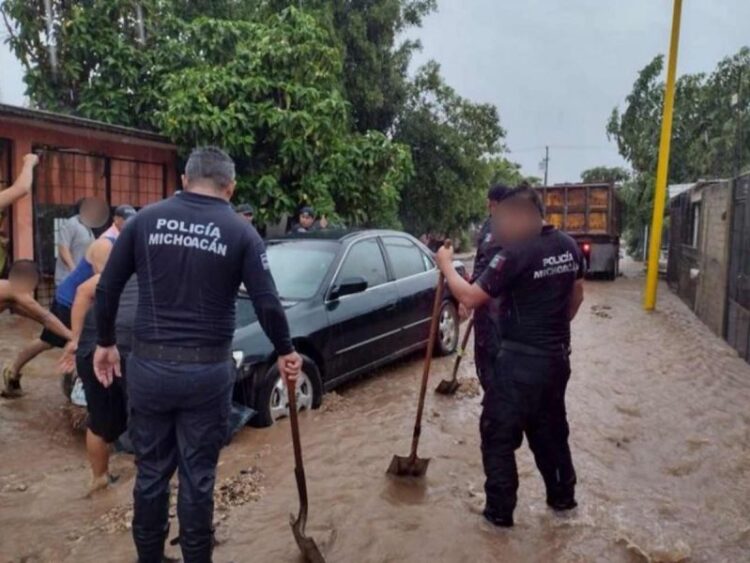 Huracán ‘Enrique’ deja inundaciones en las costas de Michoacán