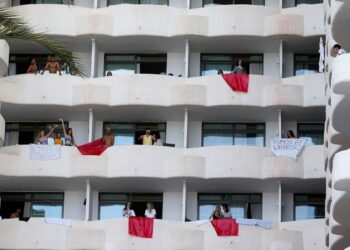 Aíslan por covid-19 a casi 5 mil tras fiesta de estudiantes en España