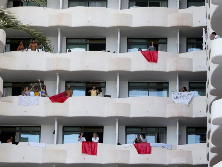 Aíslan por covid-19 a casi 5 mil tras fiesta de estudiantes en España
