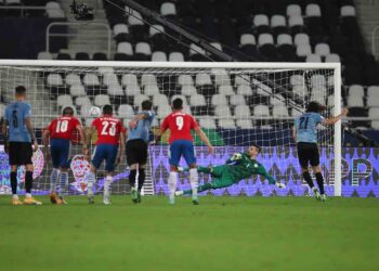 Cavani salva a Uruguay de chocar ante Brasil