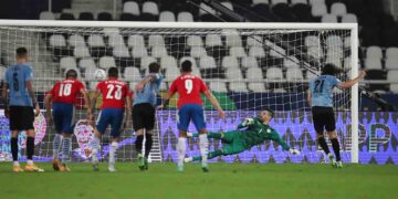 Cavani salva a Uruguay de chocar ante Brasil