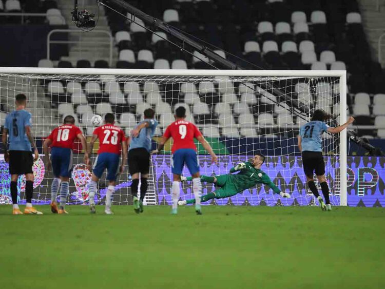 Cavani salva a Uruguay de chocar ante Brasil