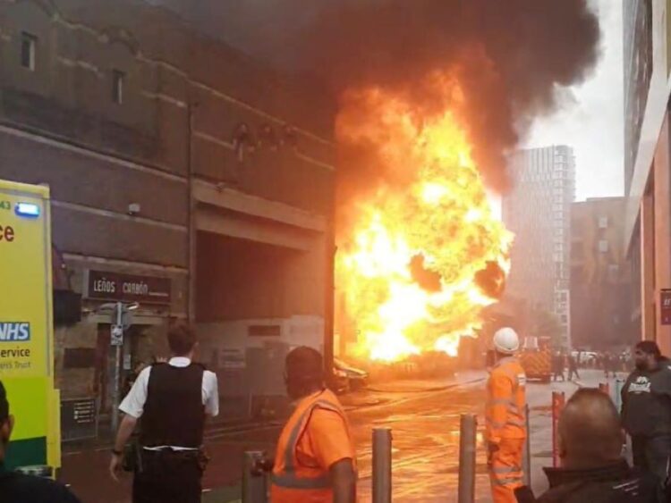 Gran incendio se desata en el centro de Londres; descartan terrorismo