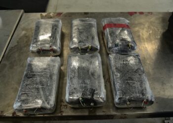 Confiscan carga de fentanilo a pasajero de autobús, en Laredo, Texas