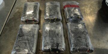 Confiscan carga de fentanilo a pasajero de autobús, en Laredo, Texas