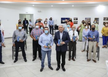 Asiste alcalde Sanmiguel a presentación de libro de la obra de López Velarde en N. Laredo