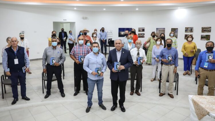 Asiste alcalde Sanmiguel a presentación de libro de la obra de López Velarde en N. Laredo