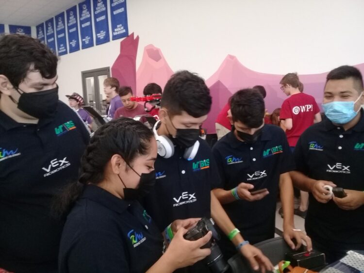 Participan alumnos de la UTNL en competencia internacional de robótica