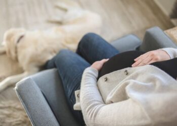 Autoriza Francia fecundación asistida para solteras y lesbianas