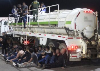 Encuentran hacinados en tráiler a 160 indocumentados en Laredo