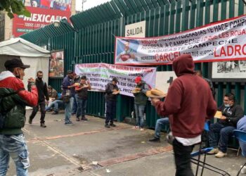 Continúan tomados los accesos en el CEN del PRI en Buenavista