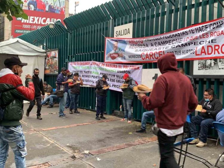 Continúan tomados los accesos en el CEN del PRI en Buenavista