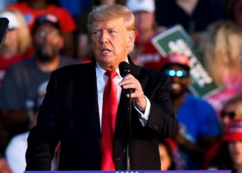 Trump visita hoy Weslaco, Texas para criticar política migratoria de Biden