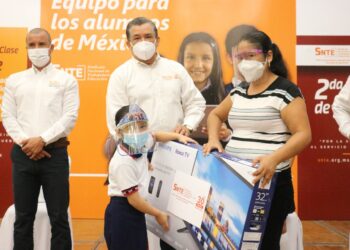 SNTE entrega a niñez de Tampico equipos para la educación en línea