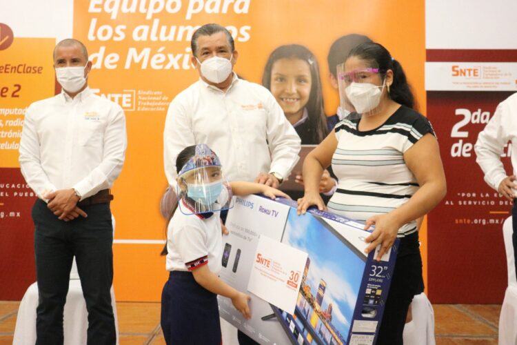 SNTE entrega a niñez de Tampico equipos para la educación en línea