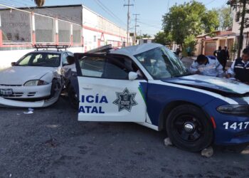Choca patrulla, dos policías heridos