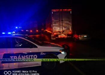 Muere conductor al estrellar auto contra trailer