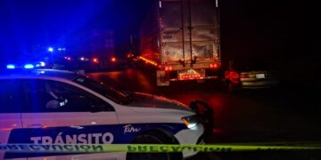 Muere conductor al estrellar auto contra trailer