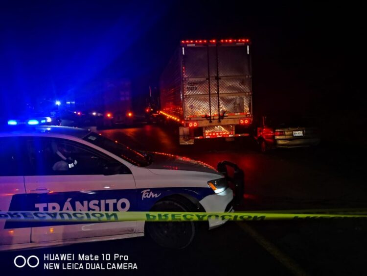 Muere conductor al estrellar auto contra trailer