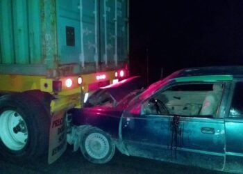 Grave automovilista tras chocar con tráiler