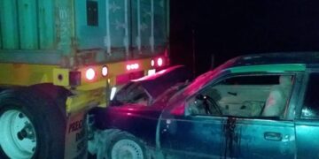Grave automovilista tras chocar con tráiler