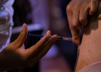 Eficacia de una sola dosis de Pfizer es menor frente a algunas variantes covid