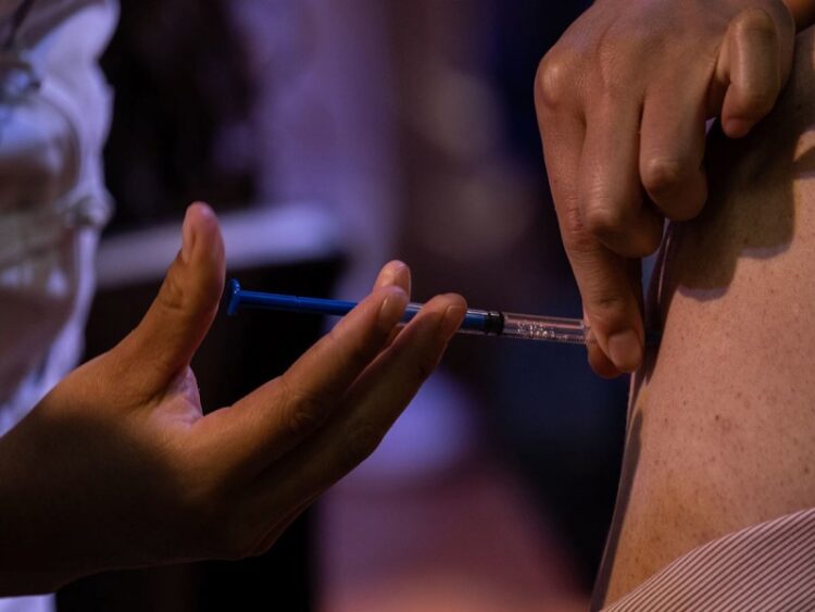 Eficacia de una sola dosis de Pfizer es menor frente a algunas variantes covid