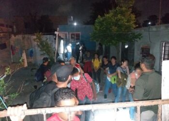 Liberan estatales a 62 migrantes