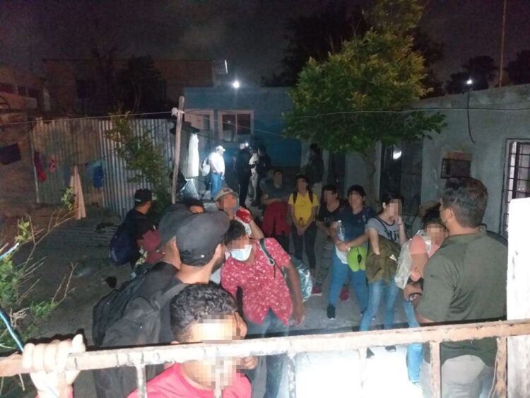 Liberan estatales a 62 migrantes