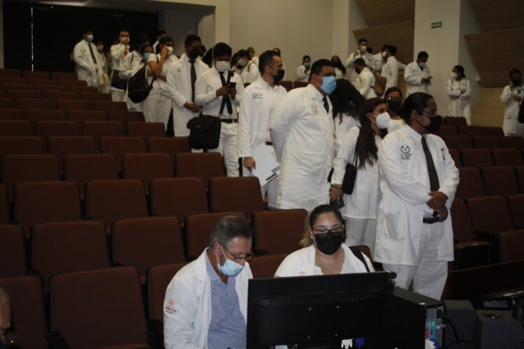 Entrega UAT campos clínicos a egresados de Medicina de Tampico