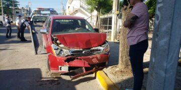 Cafre termina estampado con camioneta en calles 21 y Coahuila