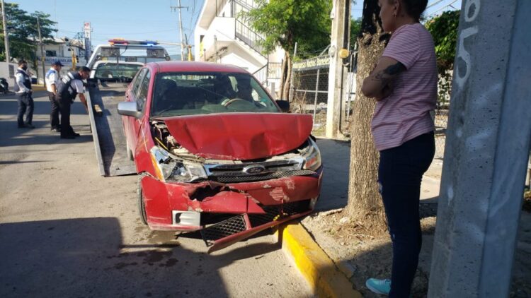 Cafre termina estampado con camioneta en calles 21 y Coahuila