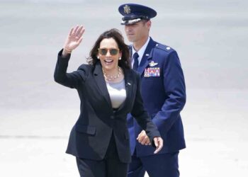 Avión de Kamala Harris sufre falla; vicepresidenta regresa a EU