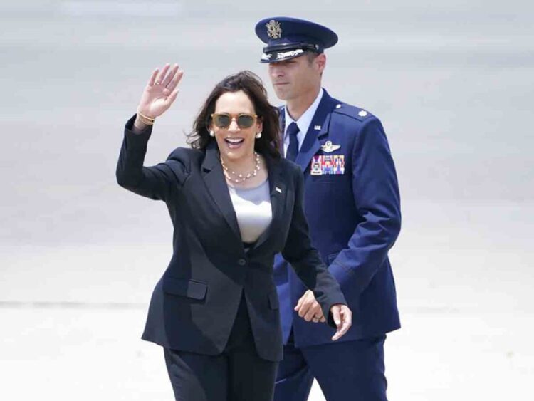 Avión de Kamala Harris sufre falla; vicepresidenta regresa a EU