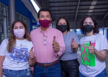 Emite Mario López voto en casilla 0634 en Matamoros