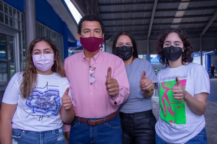 Emite Mario López voto en casilla 0634 en Matamoros