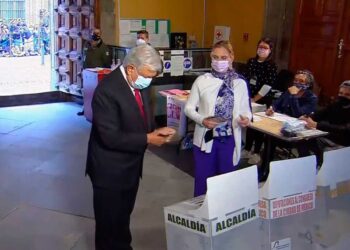 ‘¡Qué viva la democracia!’: López Obrador al votar
