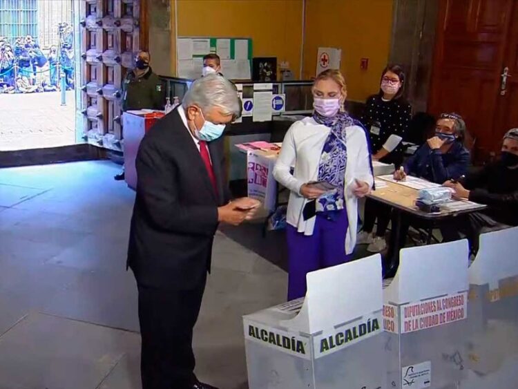 ‘¡Qué viva la democracia!’: López Obrador al votar