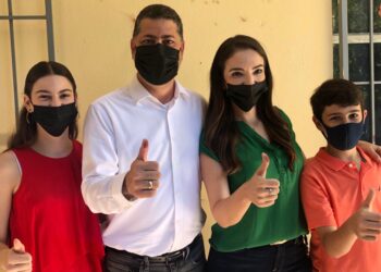 Alex Montoya acudió a votar con su familia en Victoria