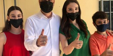 Alex Montoya acudió a votar con su familia en Victoria