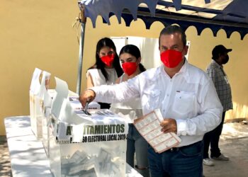 Dirigente estatal del PRI en Tamaulipas, vota en Río Bravo